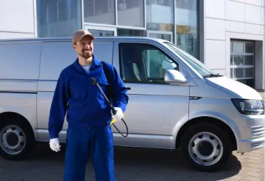 Travailleur de la lutte antiparasitaire avec réservoir de pulvérisation à l'extérieur.